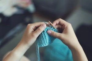 knit štrikovať, pliesť 